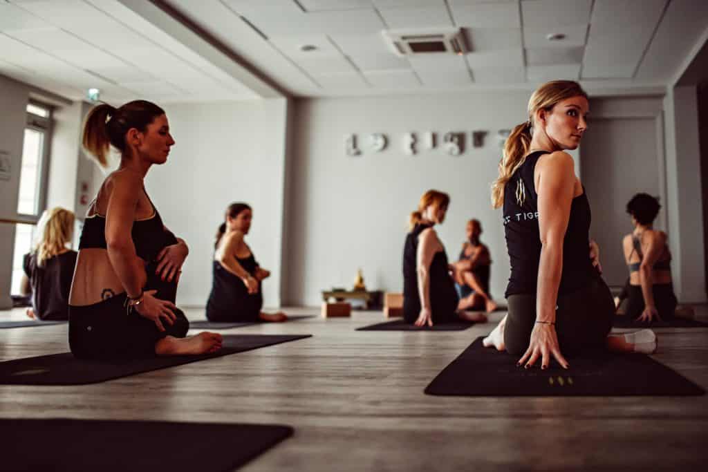 women yoga plateforme